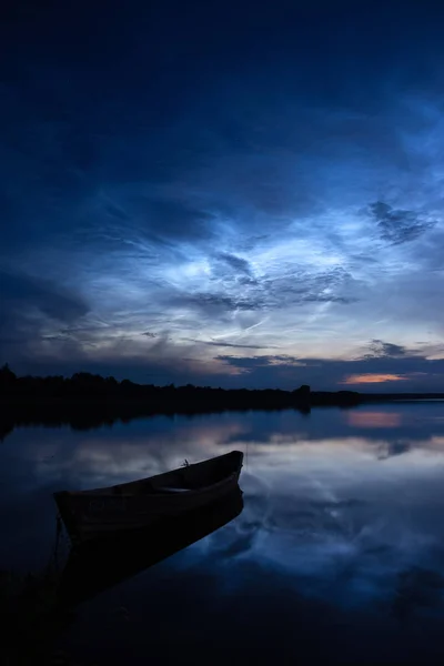 Noctilucent σύννεφα (νύχτα λάμπει σύννεφα) — Φωτογραφία Αρχείου