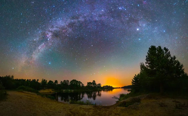 Звездная ночь летом — стоковое фото