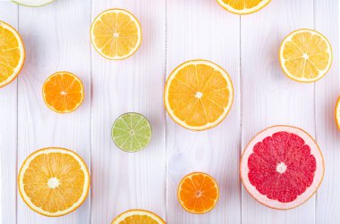 Beyaz ahşap zemin üzerindeki kenar mahalleler