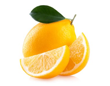 Beyaz arka planda yaprak ve dilimlenmiş olgun limon