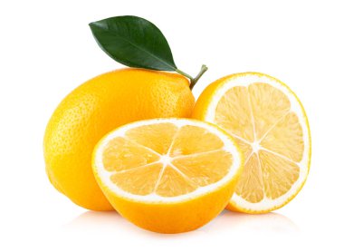 Beyaz arka planda izole edilmiş olgun limonlar