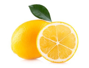 Beyaz arka planda yaprak ve dilimlenmiş olgun limon