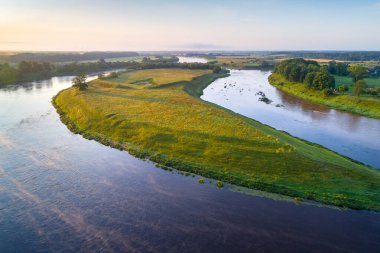 Uzun zaman önce antik bir şatonun olduğu adası olan küçük bir kasaba.