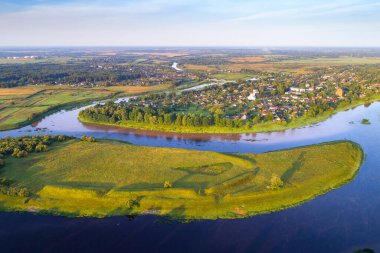 Uzun zaman önce antik bir şatonun olduğu adası olan küçük bir kasaba.