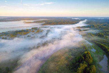 Nioman nehrinde sisli bir sabah, Belarus. Hava fotoğrafı