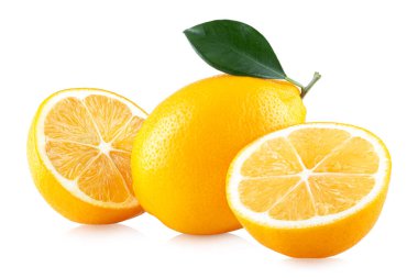 Beyaz arka planda yaprak ve dilimlenmiş olgun limon