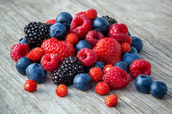 Verse Aardbeien Bosbessen Bramen Frambozen Een Houten Achtergrond — Stockfoto