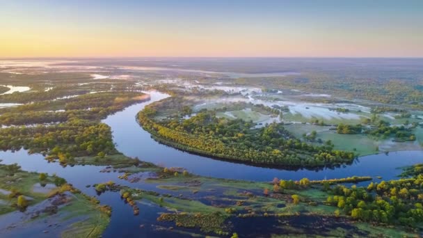 Images aériennes du fleuve principal du Palessie bélarussien - le fleuve Prypyat
