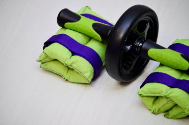Sağlıklı bir spor yaşam tarzı için spor malzemeleri. Dambıllar, el ya da ayak ağırlıkları, masaj topu, elastik bantlar, bandajlar, basın için rulo, genişletme çemberi ve diğerleri.