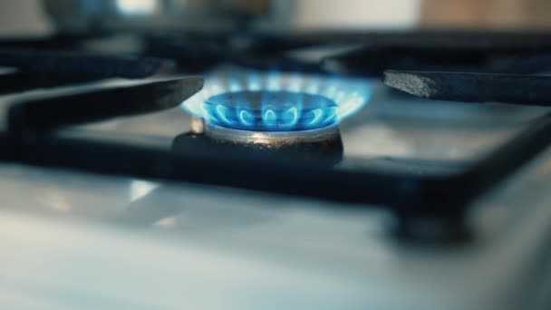 Membakar Kompor Gas Lama Pembakar Nyala Api Gas Biru Alam — Stok Video