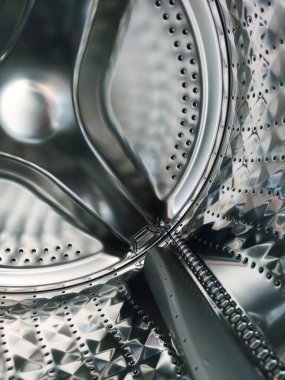 Boş davulu modern çamaşır makinesi, yakın plan.