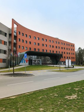 Uherske Hradiste, Çek Cumhuriyeti - 26 Mart 2020: Modern hastane tarzı bina, Uherske Hradiste, Çek Cumhuriyeti, Acil Servis girişi