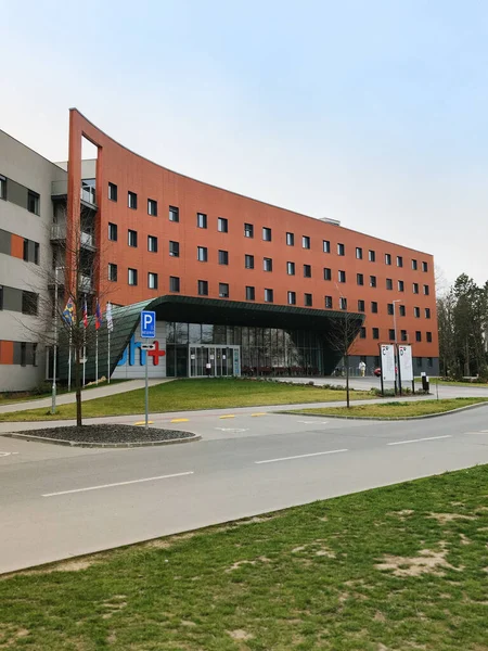 Czech Republic 2020年3月26日チェコ共和国ウエルスケ ハラディテ近代病院様式の建物病院の緊急治療室入口 — ストック写真
