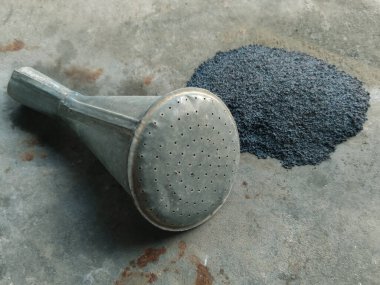 Eski sulama kutusu, paslı arka plan, haşhaş taneleri, kuraklık, nöroda, toz, kir.