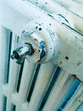 Radyatöre sarılı ev modeli, mesaj için yer. Kış ısıtma verimliliği, kış, soğuk, ısınma zamanı, kış mevsimi