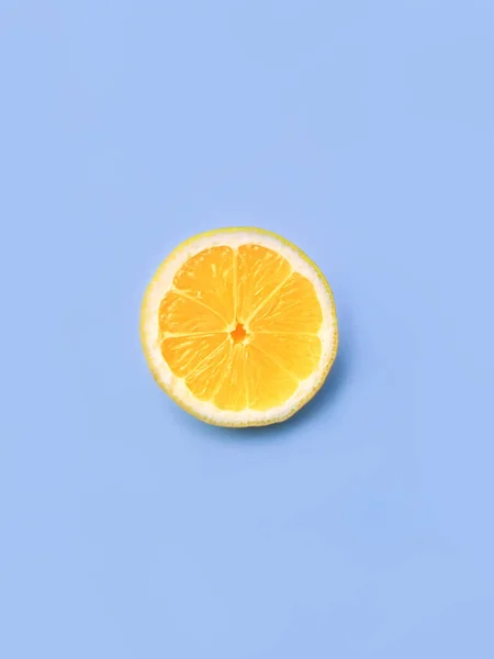 レモンスライス クリッピングパス 青の背景に隔離された レモン柑橘類のテクスチャ熟したスライスのトップビュー — ストック写真