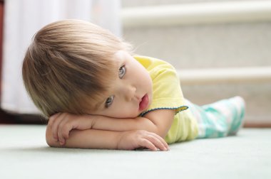 Silah yerde yatan küçük kız