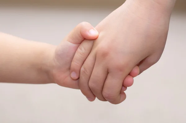 Crianças mãos juntas segurando - conceito de amizade infantil — Fotografia de Stock