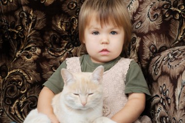 Yerli beyaz kedi kız portresi