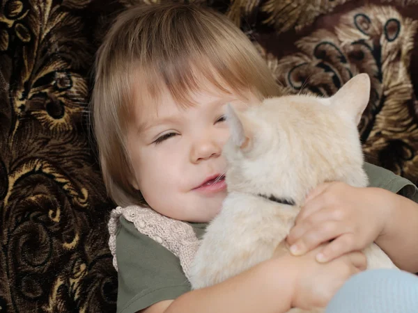 Niño abrazando gato — Foto de Stock