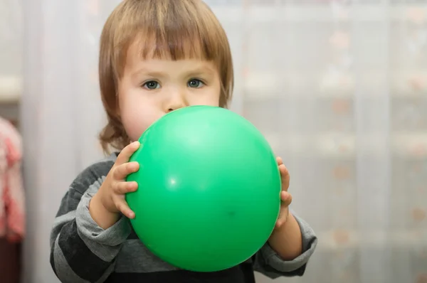 Pequena criança bonito soprar uma bola — Fotografia de Stock