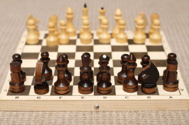 satranç tahtası üzerinde satranç figürleri