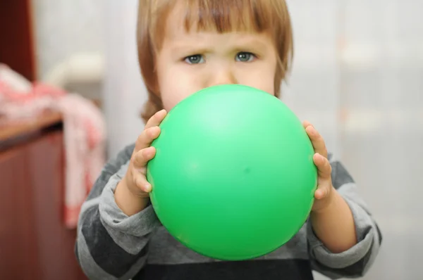 Child puff out a ball — Stockfoto