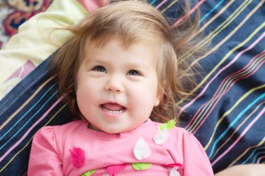 yatakta yatan mutlu çocuk gülümseyen