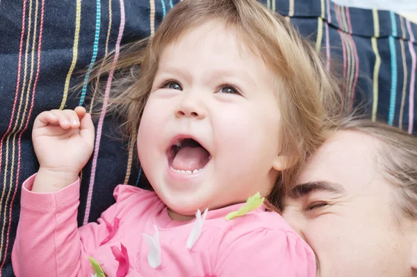 Heureux enfant et papa avoir amusant rire très émotionnel — Photo