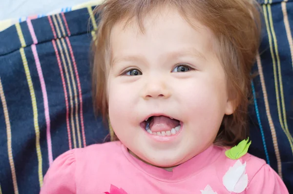 Маленькая девочка портрет счастливый милый смех — стоковое фото