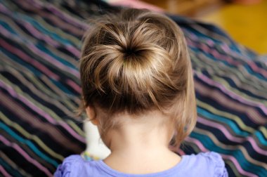 arkadan görünüşü bebek kız, çocuk kız ilk saç stili - ponytiny t