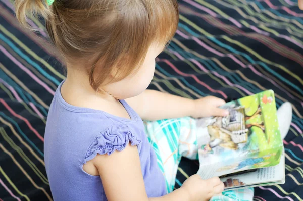 Libro de lectura infantil con cuentos de hadas — Foto de Stock