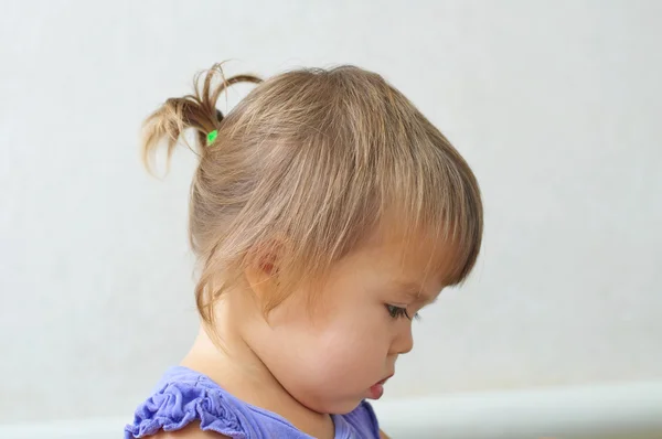 Criança menina primeiro estilo de cabelo - cauda minúscula, perfil da menina ch — Fotografia de Stock