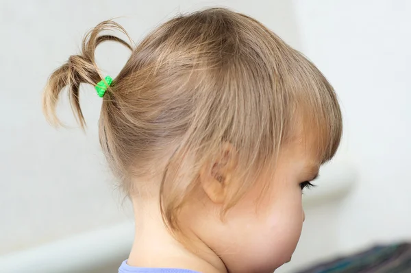 Första frisyr: liten hästsvans, profil av baby flicka — Stockfoto