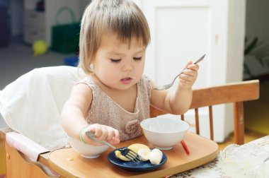 küçük kız bebek oturma, küçük çocuk friuts yemek yeme