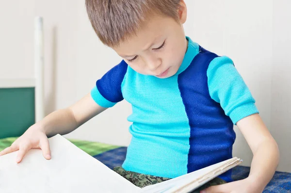 Kind liest Buch selbst im Bett und lernt lesen — Stockfoto