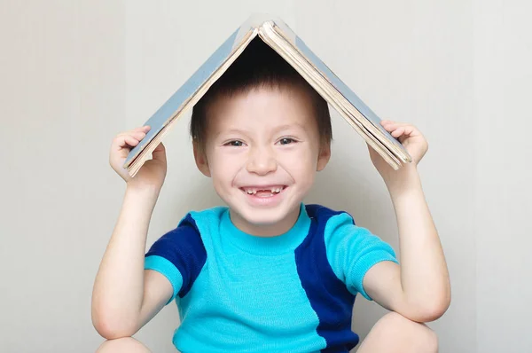 Çatı yapım kafasında kitapla boy gülümseyerek mutlu