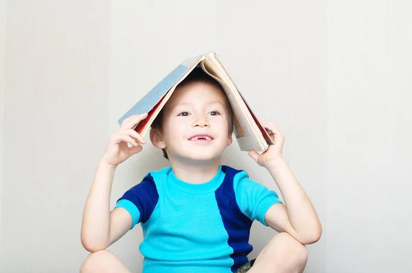 Lachende jongen ontbrekende melk tand met boek — Stockfoto