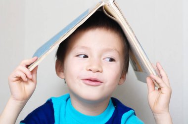 Kitap çatı ile tam boy gülümseyerek