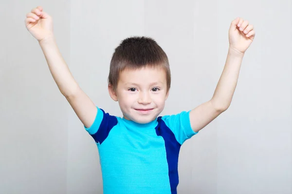 Gelukkige jongen met handen omhoog — Stockfoto