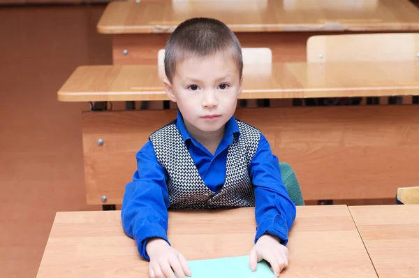 Skolan pojke sitter i klassrummet — Stockfoto
