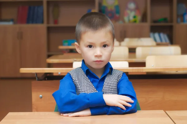 Skolan pojke sitter i klassrummet — Stockfoto