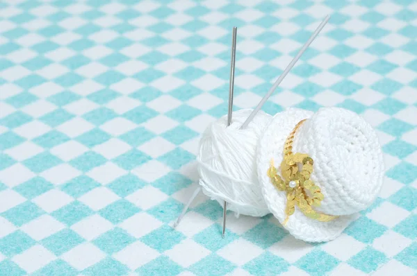 Knitted hat, crochet hook and ball of yarn — Stock Photo, Image