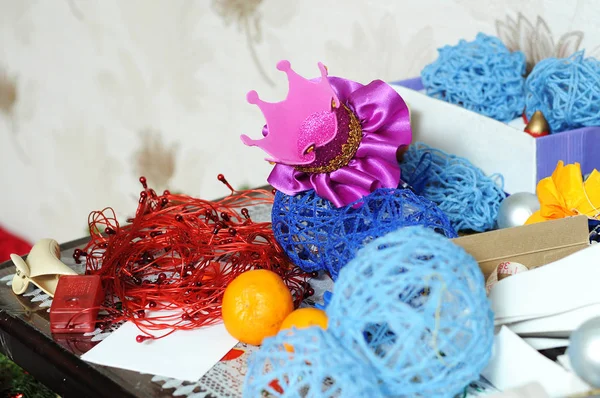 Preparazione festa still life sfondo con cappello, ghirlanda — Foto Stock