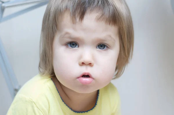 Sério rosto bebê menina retrato falando com bonito doce bochechas — Fotografia de Stock