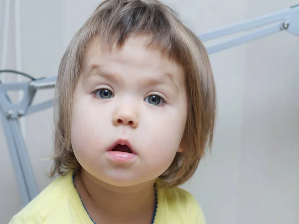 Funny baby flicka stående talar med söta söta kinder — Stockfoto