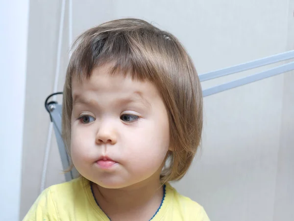 Drôle de portrait de bébé fille, mignon visage d'enfant avec de jolies joues douces — Photo