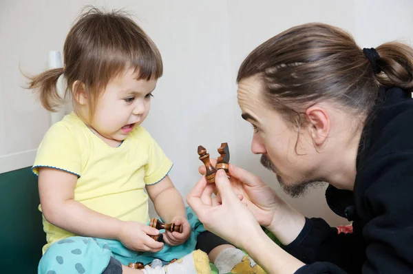 Father and daughter playing, dad teaching child chess figure — Stock Photo, Image