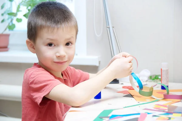 Jungen-Porträt spielt mit Papier, Kinder basteln — Stockfoto