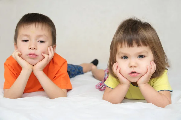 Petit garçon et fille, frère et soeur se disputant Photo De Stock